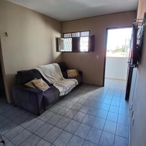 ジョアンペソアにあるApartamento espaçoso e aconcheganteのリビングルームのコーナーにソファ