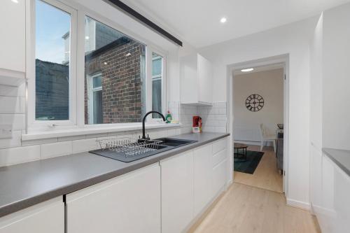 Η κουζίνα ή μικρή κουζίνα στο NEW! 3BR in James Street