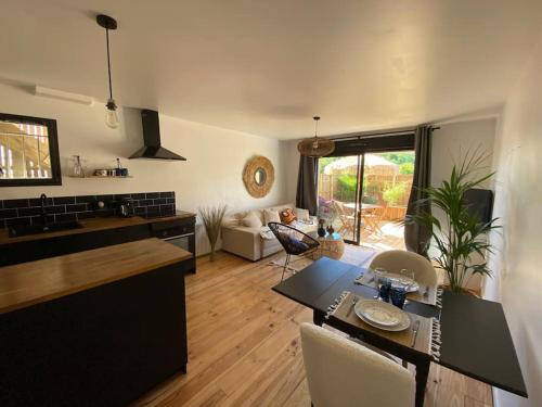 Kuchyň nebo kuchyňský kout v ubytování Charmant appartement entre la baie et l océan