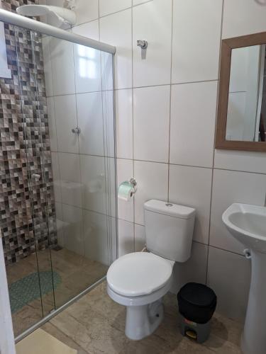 a bathroom with a toilet and a shower and a sink at Casa encanto das Gerais in Tiradentes