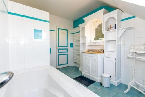 une salle de bain avec une baignoire blanche et un lavabo dans l'établissement Maison Moderne pour 8 personnes Côte sauvage, à Quiberon