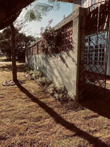 a shadow of a fence on the side of a building at Casa brisa mar in Pontal do Paraná
