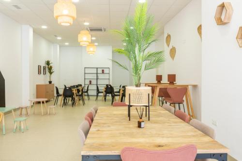 a conference room with a wooden table and chairs at Apartamentos Martalia Áticos Deluxe in Ronda