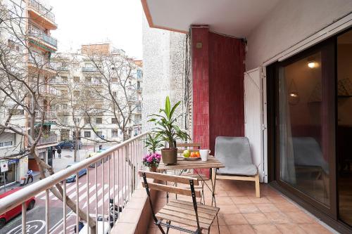 Spacious 3BRapartment in PobleSec with balcony