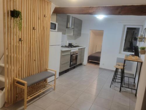 - une petite cuisine avec un banc dans une pièce dans l'établissement L'Observatoire-Cité Médiévale, à Carcassonne