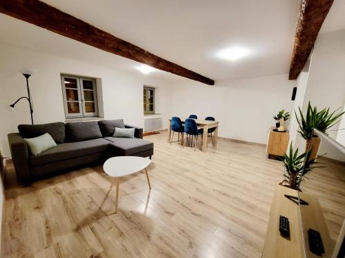 un salon avec un canapé et une table dans l'établissement L'Observatoire-Cité Médiévale, à Carcassonne