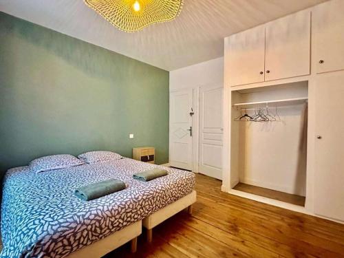 - une chambre avec un grand lit et une couette bleue dans l'établissement Maison Jebari - Carcassonne centre, à Carcassonne