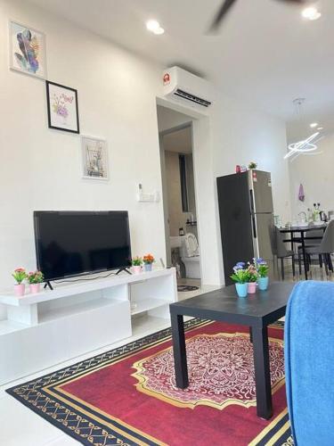 a living room with a tv and a coffee table at Cozy Kenwingston Platz KL 2-5 Pax2BR&2BR Pakin Netflix 1306 in Kuala Lumpur