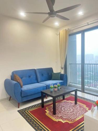 a living room with a blue couch and a table at Cozy Kenwingston Platz KL 2-5 Pax2BR&2BR Pakin Netflix 1306 in Kuala Lumpur