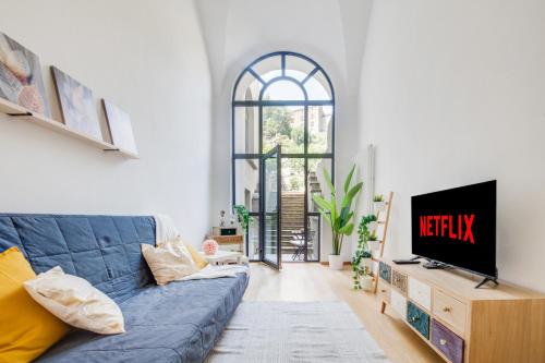 Μια τηλεόραση ή/και κέντρο ψυχαγωγίας στο Easylife Swiss - Luxurious Garden Retreat in Castel Grande, Pergola & Historic Charm x6