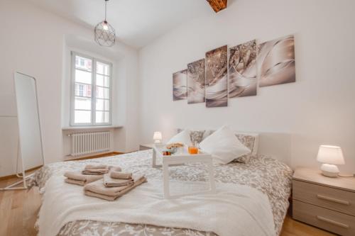 Ένα ή περισσότερα κρεβάτια σε δωμάτιο στο Easylife Swiss - Luxurious Garden Retreat in Castel Grande, Pergola & Historic Charm x6