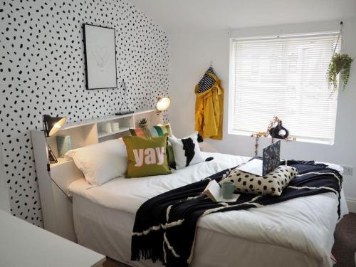 a bedroom with two beds and a window at Central 1 Bedroom Flat up to 4 near O2 Oxford in Oxford