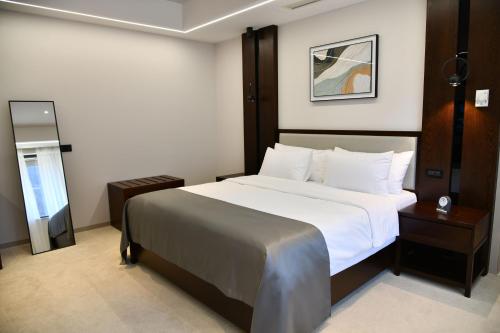 a hotel room with a large bed and a mirror at Mounthree in Pʼambak