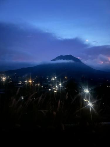 a view of a city at night at Batur cottage in Kubupenlokan