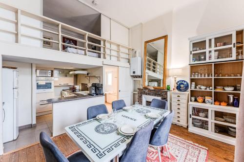 une cuisine et une salle à manger avec une table et des chaises dans l'établissement Appartement Bernard - 3 étoiles - Welkeys, à Arcachon