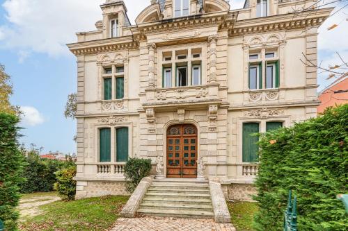 une vieille maison avec des escaliers en face de celle-ci dans l'établissement Appartement Bernard - 3 étoiles - Welkeys, à Arcachon