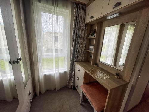 Ένα μπάνιο στο Stunning 8 Berth Caravan With Decking At Kessingland Beach Ref 90017D