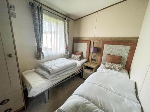 Ένα ή περισσότερα κρεβάτια σε δωμάτιο στο Stunning 8 Berth Caravan With Decking At Kessingland Beach Ref 90017D