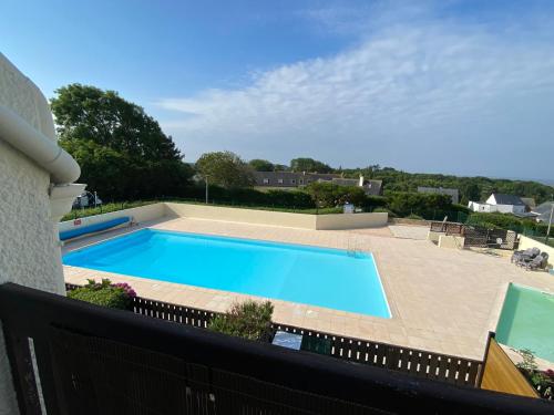 - un balcon avec piscine dans l'établissement Studio 2 à 4 personnes avec piscine commune chauffée - Wifi - AARON, à Guidel
