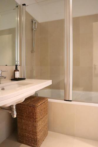 a bathroom with a sink and a bath tub at Heart of Funchal 4 BD Apartment - Casa d Alma in Funchal