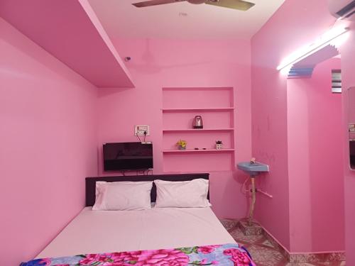 Postel nebo postele na pokoji v ubytování Lakshmi Homes Homestay-1