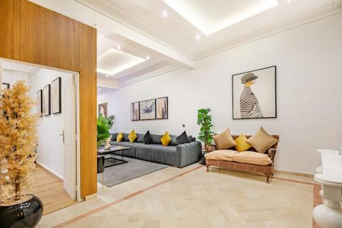 a living room with two couches and a table at Villa YOGA Guéliz Centre-Ville in Marrakech