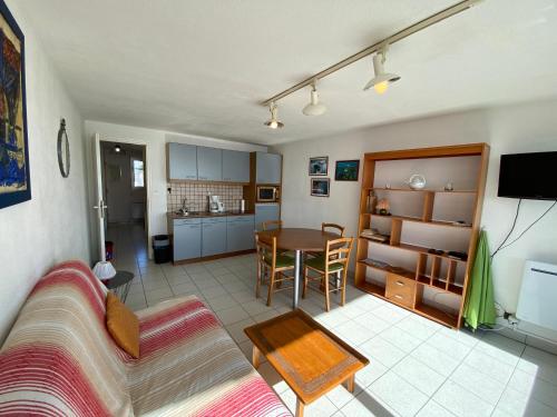 un salon avec un canapé et une table dans l'établissement Appartement 2 pièces 4-5 personnes - vue imprenable sur la mer - MELWENN, à Ploemeur