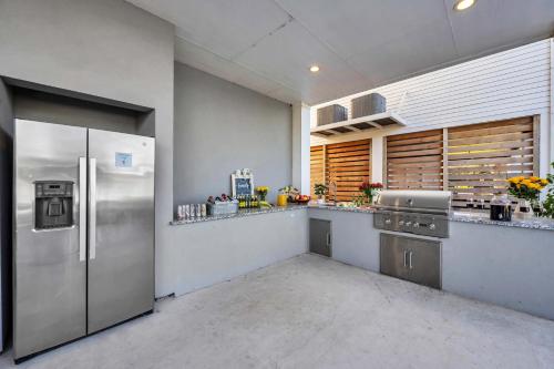 Η κουζίνα ή μικρή κουζίνα στο Lakeside 499 and Concierge Services