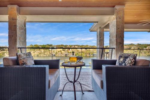 Μπαλκόνι ή βεράντα στο Lake Marble Falls on The Rocks and Concierge Service