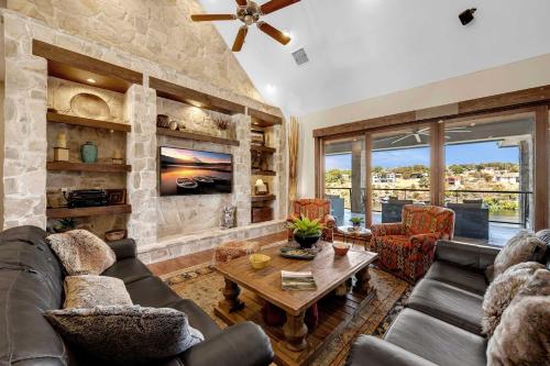 Χώρος καθιστικού στο Lake Marble Falls on The Rocks and Concierge Service