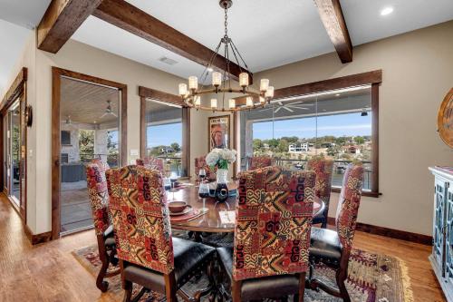 Χώρος καθιστικού στο Lake Marble Falls on The Rocks and Concierge Service