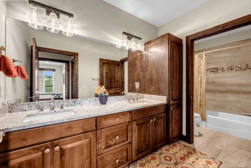 Ένα μπάνιο στο Lake Marble Falls on The Rocks and Concierge Service