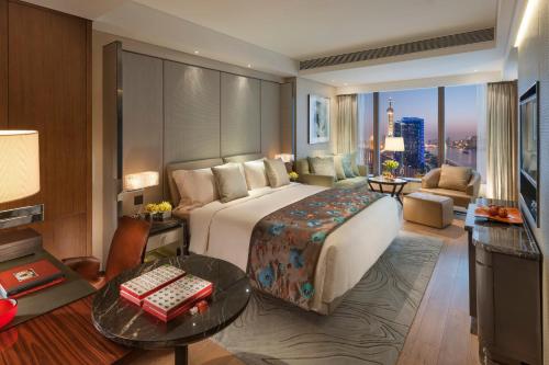 Katil atau katil-katil dalam bilik di Mandarin Oriental Pudong, Shanghai