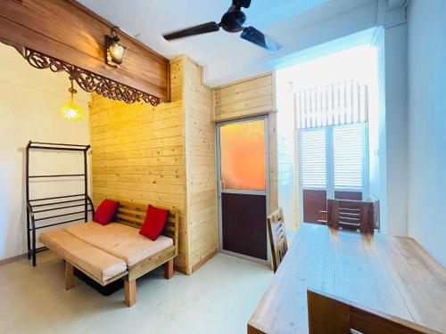 a living room with a bench and a table at YOUTHENI VILLA in Weligama