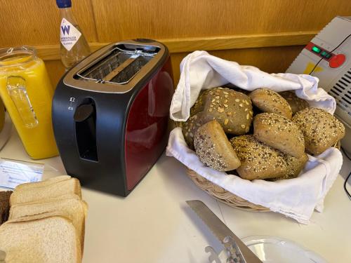 a toaster and a basket of bagels on a counter at Hotel Barbarossa Karlsruhe Stadtmitte in Karlsruhe