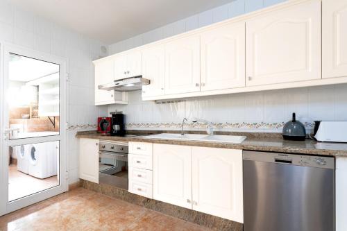 Kuchyňa alebo kuchynka v ubytovaní Classbnb - luxurious villa 1,5 kilometers from Costa Adeje