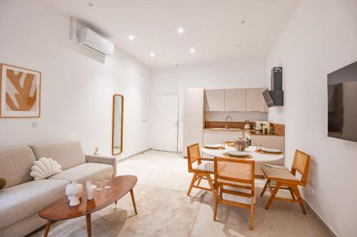 un salon avec un canapé et une table dans l'établissement Appart 1 ch clim proche Vieux-Port et St-Charles, à Marseille