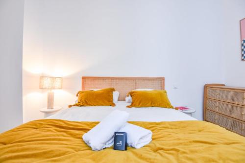 une chambre avec un grand lit avec deux serviettes dessus dans l'établissement Appart 1 ch clim proche Vieux-Port et St-Charles, à Marseille
