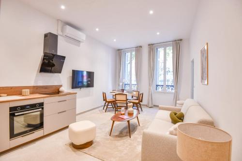 un salon avec un canapé et une table dans l'établissement Appart 2 ch clim proche Vieux-Port et St-Charles, à Marseille