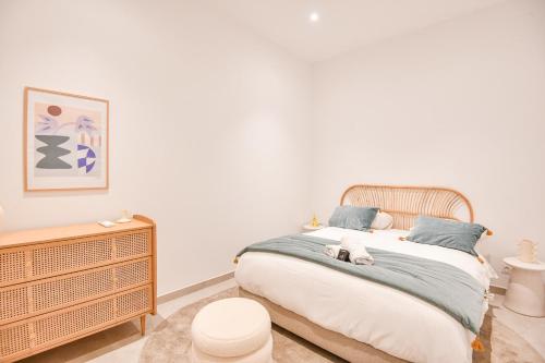 une chambre avec un lit et une commode en bois dans l'établissement Appart 2 ch clim proche Vieux-Port et St-Charles, à Marseille