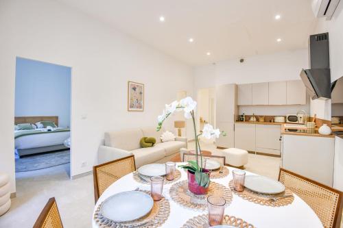 une cuisine et un salon avec une table et des chaises dans l'établissement Appart 2 ch clim proche Vieux-Port et St-Charles, à Marseille
