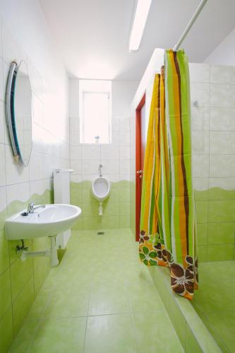 Koupelna v ubytování Guest House U Zlatého Jelena