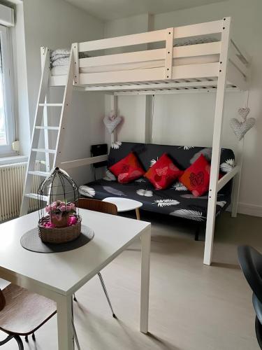 - un salon avec un canapé et des lits superposés dans l'établissement Descamps, à Rouen