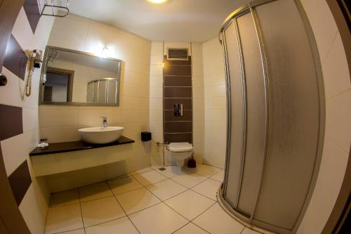Koupelna v ubytování Baykara Hotel