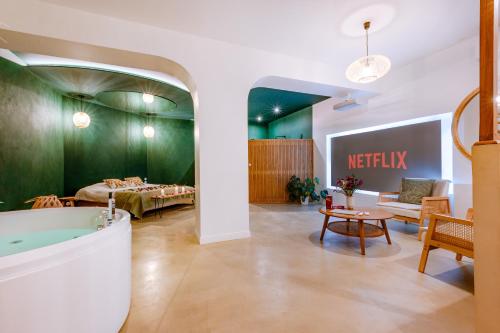 Ένα ή περισσότερα κρεβάτια σε δωμάτιο στο ÉROS - Loft entier avec Balnéo & Rétroprojecteur