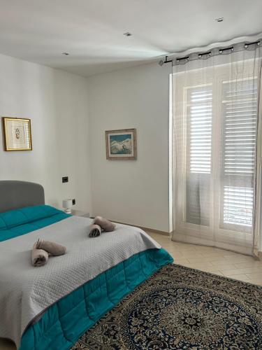 une chambre avec un grand lit et une fenêtre dans l'établissement Refrésh House, à Brindisi