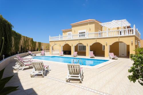 Luxurious villa 1,5 kilometers from Costa Adeje