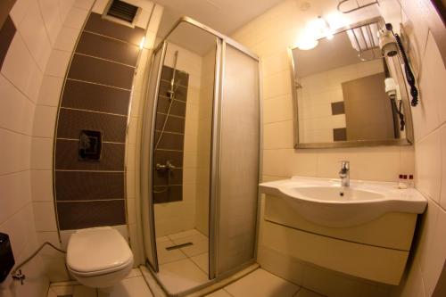 Koupelna v ubytování Baykara Hotel