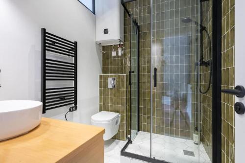 une salle de bain avec une douche avec des toilettes et un lavabo dans l'établissement T2 typique et décoré avec goût - quartier Vauban, à Marseille