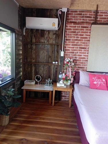 Postel nebo postele na pokoji v ubytování บ้าน มองดูเธอ